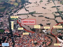 Luftbild Stadt Cham bei Hochwasser mit Schutzlinien