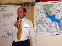 Projektleiter Herr Lerch erklärt anhand des Übersichtsplanes das Bauprojekt Drachensee