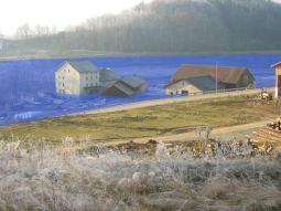 Das Bild zeigt einen virtuellen Anstau des Drachensees im Bereich der Seuchauer Mühle. Diese wäre nun bis zum Erdgeschoß überflutete