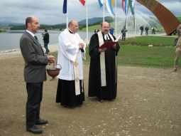 Herr Dekan Meier und Herr Dekan Kotschenreuther halten am See eine Messe ab