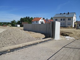 Hochwasserschutzmauer im Bogenanschluss