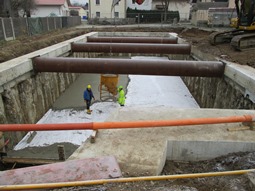 Rückhaltebecken für 500 m³ Wasser
Betonieren der Sohle
 