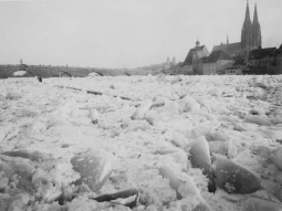Eisgang vor der Steinernen Brücke 1893