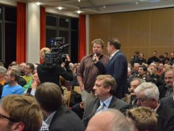  Foto vom Hochwasserdialog in Barbing, man sieht Bürger in einem großen Saal, einige stellen Fragen
