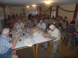  Foto vom Vorortgespräch in Kiefenholz, man sieht die interessierten Bürger an den Tischen sitzen