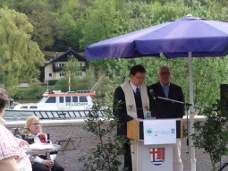 kirchliche Weihe: von links: Pfarrer Reber und Dr. Müller
