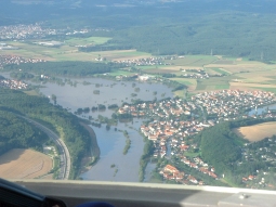 Luftbild vom Hochwasser 2002, übnerschwemmter Ort rechts des Regens, links die Autobahn