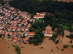 Luftbild vom Ort Regendorf mit überschwemmten Häusern