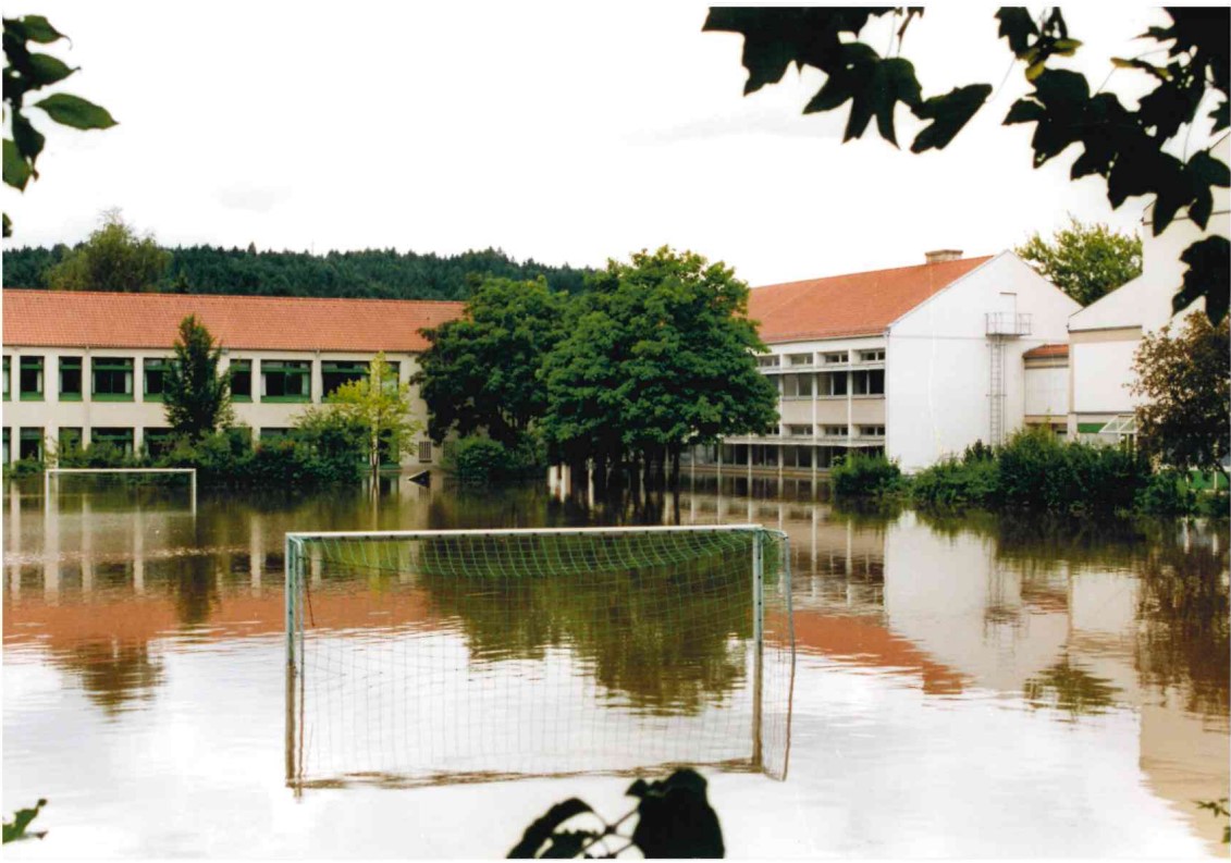 August-Hochwasser 2002 - Sportplatz Schule August-Hochwasser 2002 - Sportplatz Schule
