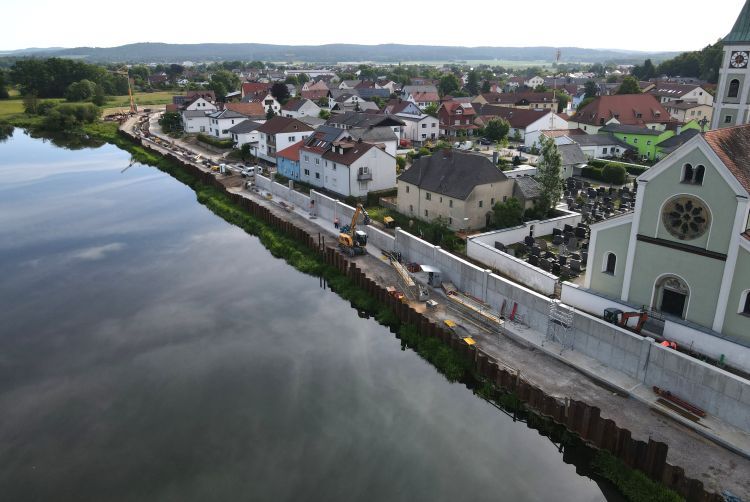 HWS Mauer Arbeiten an der Hochwasserschutzmauer am Regen