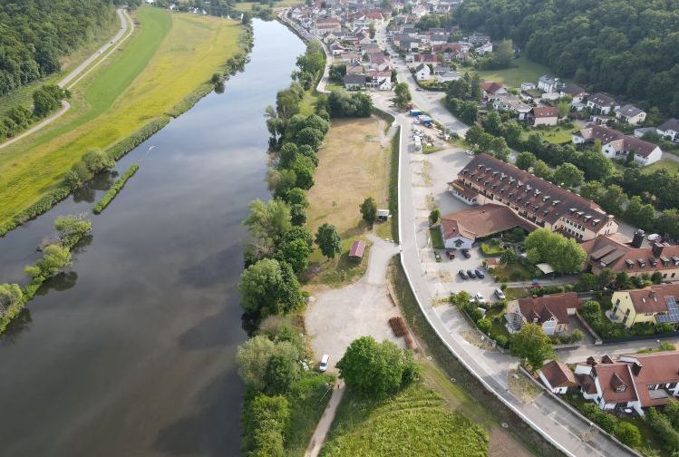 Übersicht Hochwasserschutzmauer am Regen