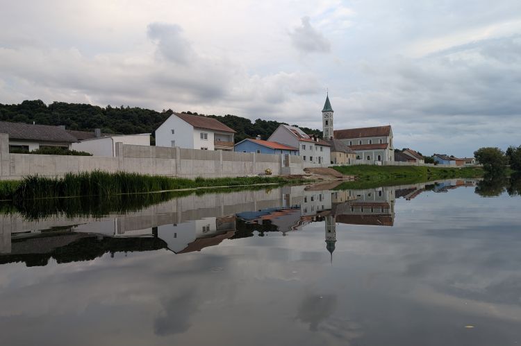 Panormamansicht Richtung Süden Hochwasserschutzmauer am Regen