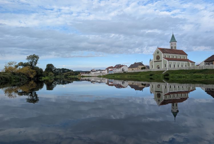 Panormamansicht Richtung Norden Hochwasserschutzmauer am Regen