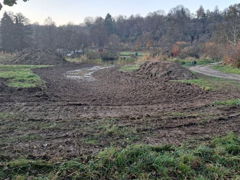 anlegen einer Geländemulde an einer bisherigen Wiese