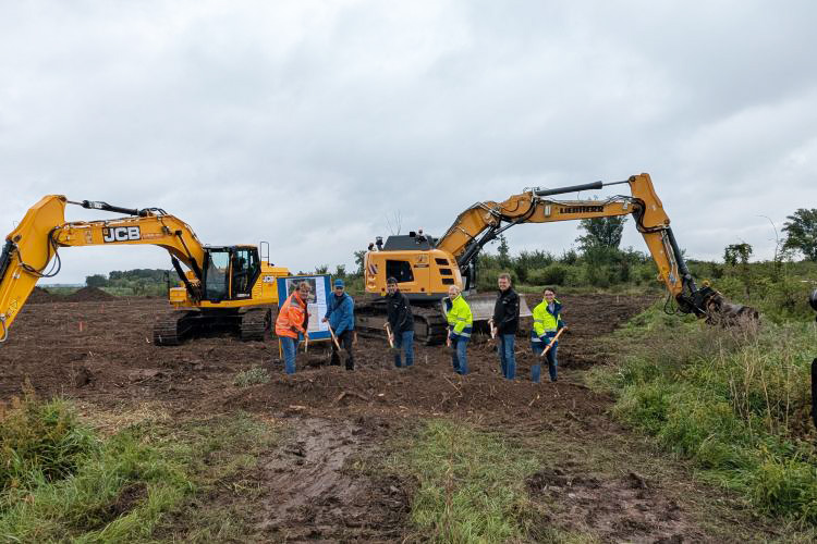 Spatenstich zum Ökologischen Ausbau der Schwarzach bei Möning Spatenstich zum Ökologischen Ausbau der Schwarzach bei Möning; v.l.n.r.: Christian Haupt (Baufirma), Gerhard Schmidt (Umweltbeauftragter), Alexander Dorr (1. Bürgermeister der Stadt Freystadt), Rainer Zimmermann (WWA R), Willibald Popp (Bauamtsleiter), Manuela Gleixner (WWA R)