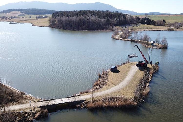 Schwimmsteg Einbau der Fertigteile des Schwimmstegs