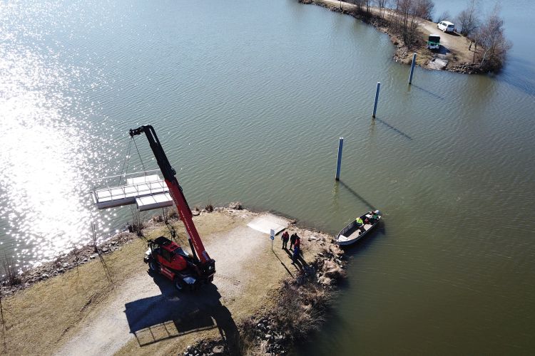 Schwimmsteg Einbau der Fertigteile des Schwimmstegs